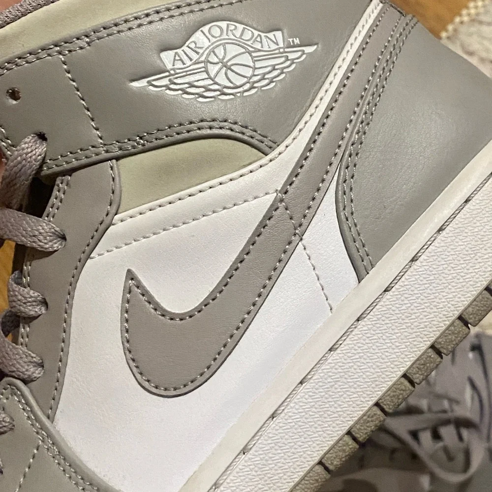Air Jordan 1 Mid 'Linen' - size US M 7.5 / W 9